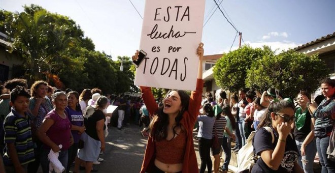 Organizaciones de mujeres celebran la absolución de la joven salvadoreña Imelda Cortez. - EFE