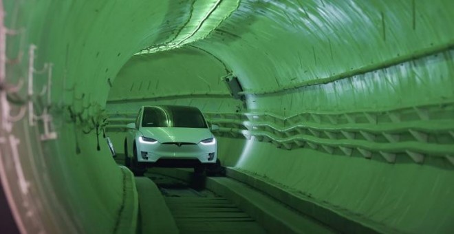 Elon Musk, presenta el túnel de prueba Boring Company Hawthorne en el sur de Los Ángeles, California, el 18 de diciembre de 2018 | AFP