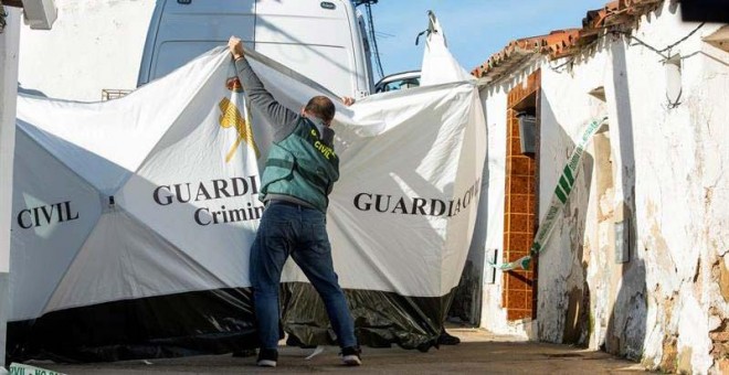 Agentes de la Guardia Civil continúan con el registro de la casa de Bernardo Montoya. (RAÚL CARO | EFE)