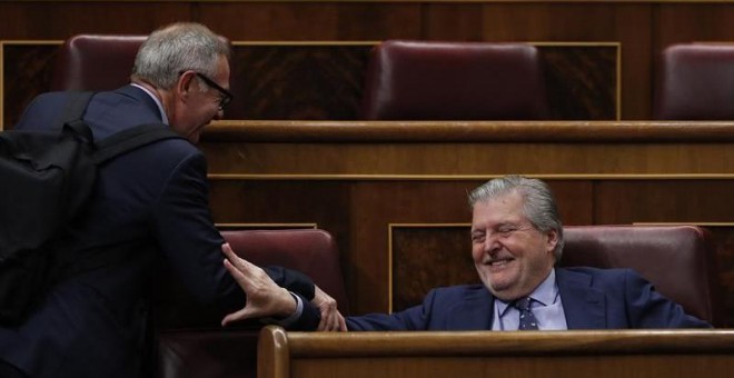 El ministro de Cultura José Guirao y su antecesor, Íñigo Méndez de Vigo, se saludan este miércoles en el Congreso. EFE/Javier Lizón