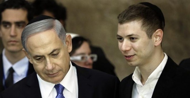 El primer ministro israelí Benjamin Netanyahu (izquierda) junto a su hijo Yair (derecha), en una imagen de archivo. / AFP - THOMAS COEX