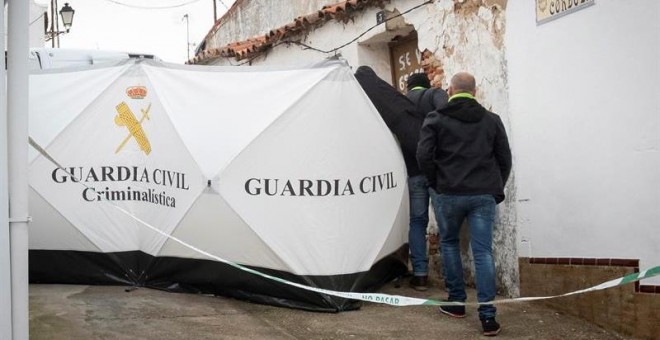 19/12/2018.- Efectivos de la Guardia Civil colocan una mampara para inspeccionar la vivienda de Bernardo Montoya, el autor confeso de la muerte de la joven zamorana de 26 años Laura Luelmo, que ha abandonado su vivienda en El Campillo (Huelva) tras la rec