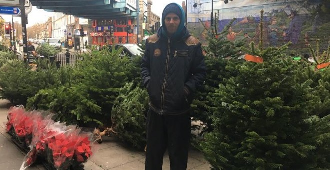 Vendedor del puesto de árboles de Navidad naturales en Kilburn, Londres. / CRISTINA CASERO