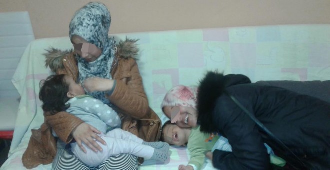 Nadia y Sumia, instantes después de reencontrarse con sus hijas, en el centro asistencial La Gota de Leche de Melilla.- CEDIDA