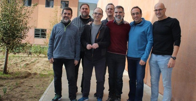 Los siete dirigentes independentistas presos en la cárcel de Lledoners (Barcelona)  | EFE