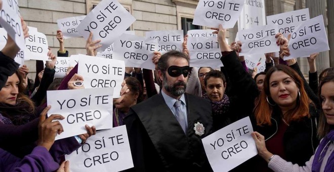 'Performance' contra la Justicia patriarcal frente al Congreso. EFE/Archivo