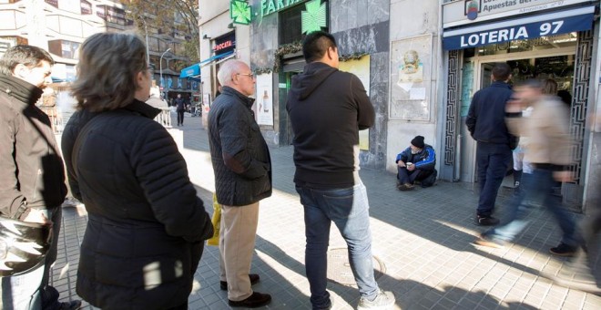 Cola de clientes ante una administración de lotería en el centro de Barcelona. EFE/ Marta Pérez