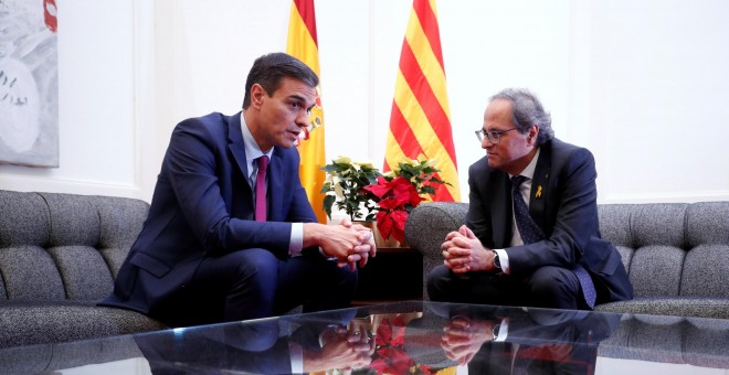 El presidente del Gobierno, Pedro Sanchez, y el de la Generalitat, Quim Torra, durante su reunión en el Palau Reial de Pedralbes, en Barcelona. REUTERS/Albert Gea