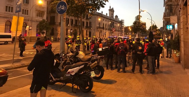 Ciudadanos y efectivos policiales apostados en los alrededores de la Llotja de Mar. /EUROPA PRESS