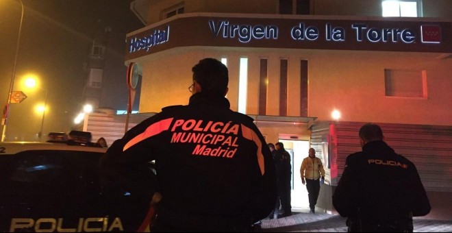Imágenes del Twitter de Emergencias Madrid en las puertas de un hospital en el distrito de Villa de Vallecas - EFE
