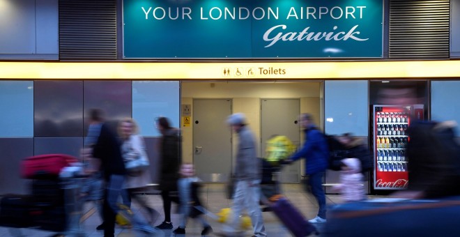 Pasajeros en la Terminal Sur del aeropuerto londinense de Gatwick. REUTERS/Toby Melville