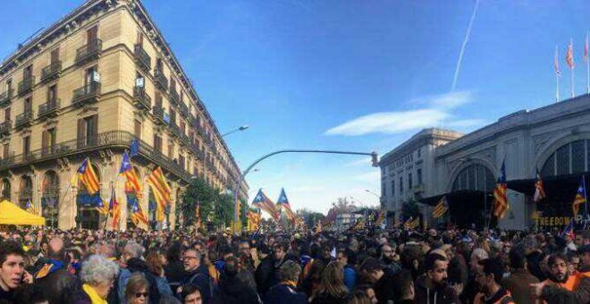 Manifestantes convocados por Òmnium concentrados en la Estació de França. /ENRIC PLANAS