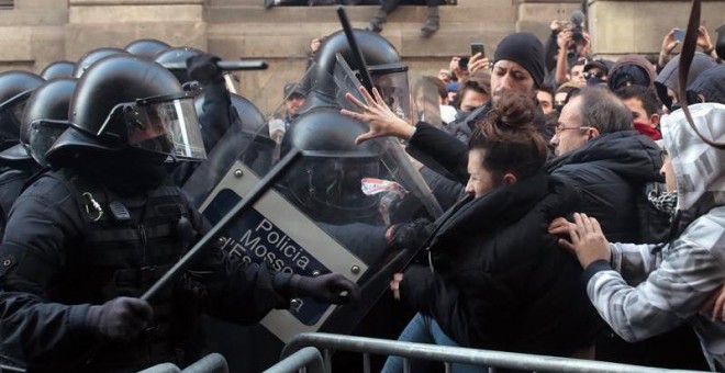Mossos d´Esquadra frente a simpatizantes independentistas, que protestan en las inmediaciones de la Llotja de Mar de Barcelona. /EFE