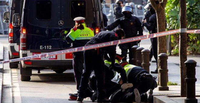 Mossos d´Esquadra reducen a un simpatizante independentista que protesta en las inmediaciones de la Llotja de Mar de Barcelona. /EFE