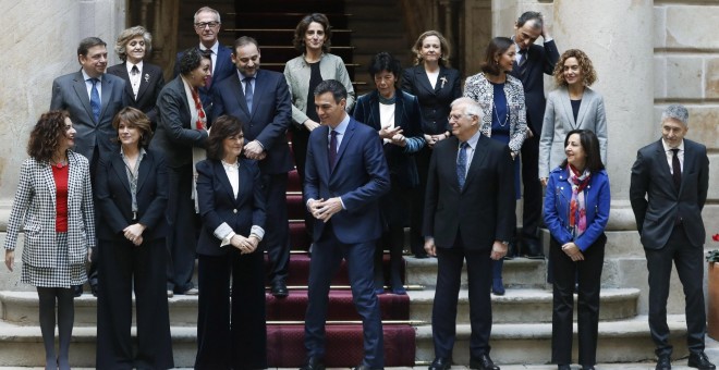 El presidente del Gobierno, Pedro Sánchez , junto a los miembros de su gabinete, posa para la foto de familia momentos antes de la reunión del Consejo de Ministros en la Llotja de Mar de Barcelona. EFE/Andreu Dalmau