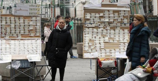 GRAF841. MADRID, 21/12/2018.- Puestos de venta de boletos de la lotería de Navidad esta mañana en la Puerta del Sol de Madrid. España está ya preparada y expectante para celebrar mañana un clásico de ésta época del año, el gran sorteo de lotería de Navida