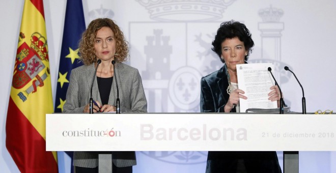 La ministra portavoz del Gobierno, Isabel Celaá, con la de Administraciones Territoriales, Meritxell Batet, durante la rueda de prensa ofrecida tras el Consejo de Ministros en el edificio de la Llotja de Mar de Barcelona. EFE/ Andreu Dalmau