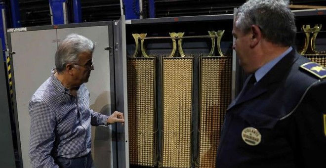 A una semana de la celebración del sorteo de lotería más emblemático del año, los bombos llegan al Teatro Real de Madrid, donde girará la fortuna de la Navidad el próximo 22 de diciembre. En la imagen, un vigilante de seguridad privada custodia las liras