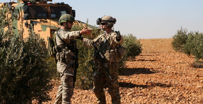 U.S. and Turkish soldiers discuss details during the first-ever combined joint patrol in Manbij, Syria, November 1, 2018. Picture taken November 1, 2018. Courtesy Arnada Jones/U.S. Army/Handout via REUTERS ATTENTION EDITORS -