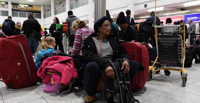 Pasajeros esperan en el aeropuerto de Gatwick (Londres). / EFE - FACUNDO ARRIZABALAGA