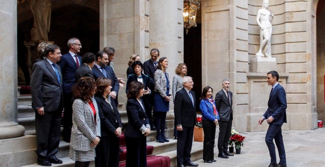 El presidente del Gobierno, Pedro Sánchez (dcha), junto a los miembros de su gabinete antes de la reunión del Consejo de Ministros. EFE/Quique García