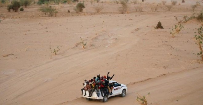 Un grupo de migrantes atraviesa el desierto del Sahel desde Agadez (Níger) hacia Libia, en una imagen de 2016.- REUTERS/Joe Penney