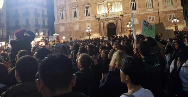 Personas congregadas en la Plaza de Catalunya de Barcelona en protesta por la muerte de la perra Sota. (EP)