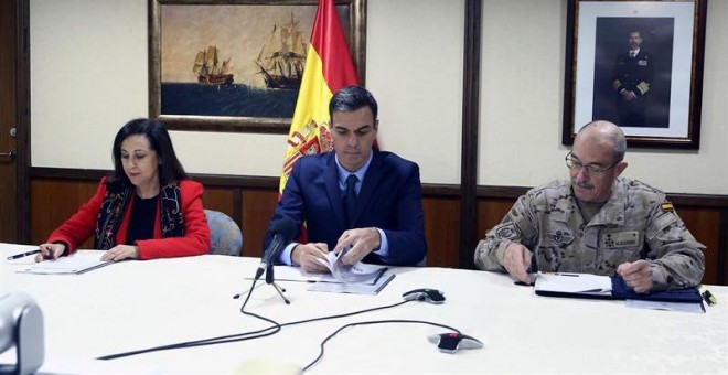 El presidente del Gobierno, Pedro Sánchez, junto a la ministra de Defensa, Margarita Robles, y el general Fernando Alejandre (d), jefe del Estado Mayor de la Defensa. - EFE