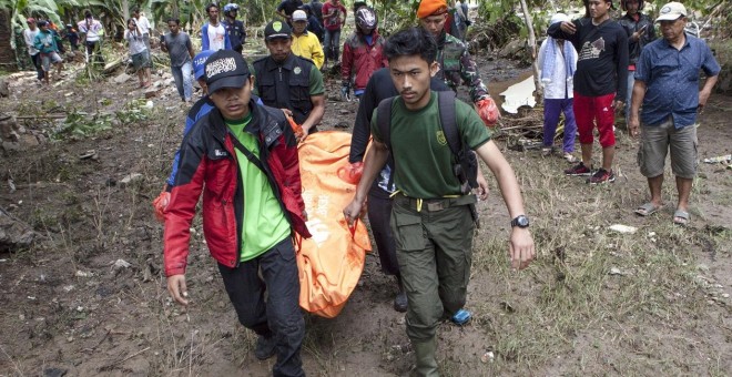 Voluntarios trasladan un cuerpo tras el tsunami en Indonesia que deja al menos 370 muertos. / EFE - ZULKIFLI