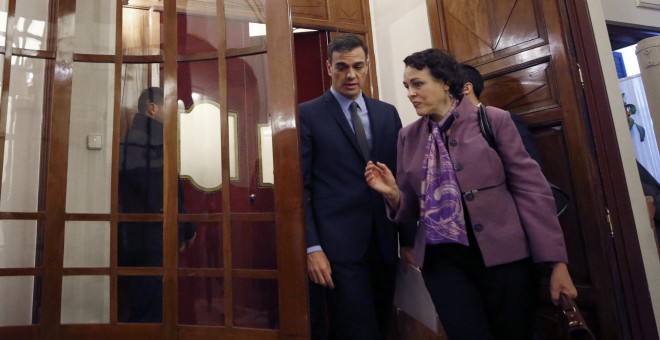 El presidente del Gobierno, Pedro Sánchez, junto a la ministra de Trabajo, Migraciones y Seguridad Social, Magdalena Valerio, a su entrada al hemiciclo del Congreso para asistir a la última sesión de control al Ejecutivo del año. EFE/Javier Lizón