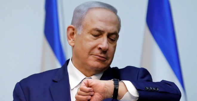 El primer ministro israelí, Benjamin Netanyahu, mira su reloj antes de pronunciar un discurso el parlamento de Israel. / REUTERS - AMIR COHEN