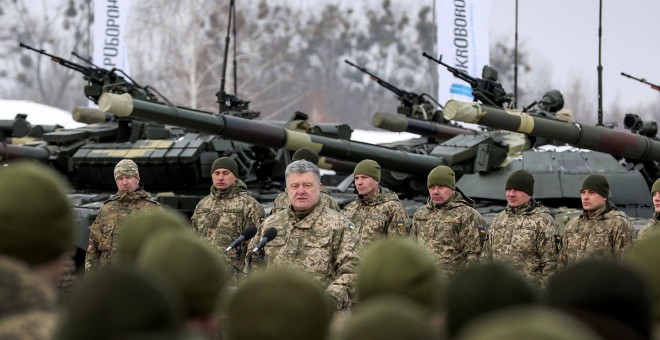 El presidente ucraniano Petró Poroshenko, durante una ceremonia militar.- Mikhail Palinchak/ GABINETE DE PRENSA DEL GOBIERNO UCRANIANO