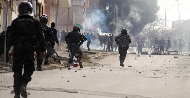 Agentes de la policía de Túnez intentan controlar las protestas callejeras | REUTERS/Amine Ben Aziza