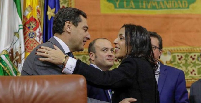 El líder andaluz del PP, Juanma Moreno, felicita a la nueva presidenta de la Cámara, la diputada almeriense de Ciudadanos, Marta Bosquet. (JULIO MUÑOZ | EFE)