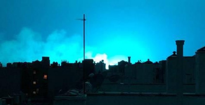 Una descarga eléctrica ha provocado un incendio que ha dejado como resultado una luz azul brillante en el cielo de Queens/REUTERS