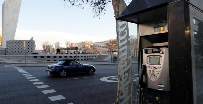 Una cabina telefónica en la madrileña Plaza de Castilla. EFE/J.P. Gandul