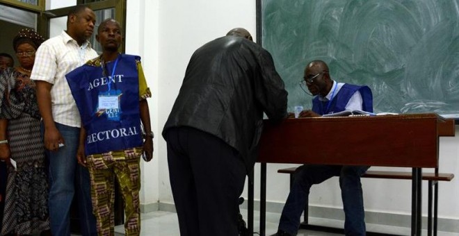 En la imagen, varias personas a su llegada a un colegio electoral en Kinshasa. EFE/Irene M. Escudero