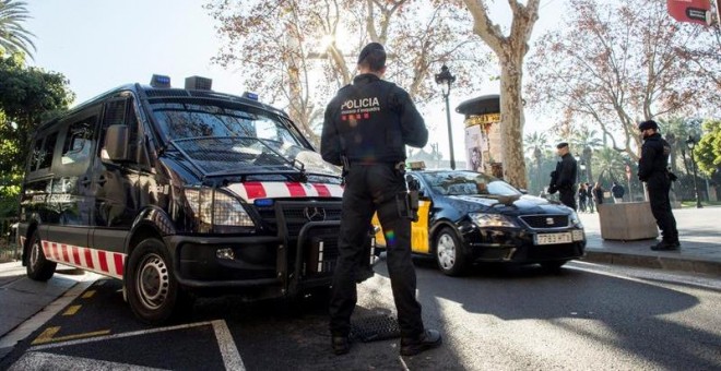 Agentes de los Mossos d'Esquadra patrullan por el centro de Barcelona, ciudad en la que se detuvo a un militar francés con cargadores de pistola en la Sagrada Familia. /EFE