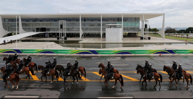 Policía brasileña montada a caballo recorre las afueras del Palacio de Planalto antes de la ceremonia de investidura de Bolsonaro. /REUTERS