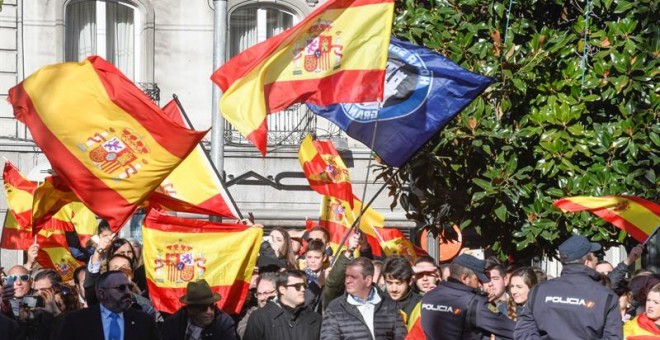 La celebración de la Toma de Granada ha vuelto a reunir a partidarios de la tradición y detractores de esta fiesta que, entienden, tiene un alto contenido xenófobo. | EFE