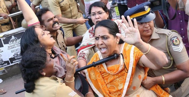 Protestas en el sur de la India después de que dos mujeres entraran, por primera vez, en el templo sagrado hindú de Sabarimala/ EFE