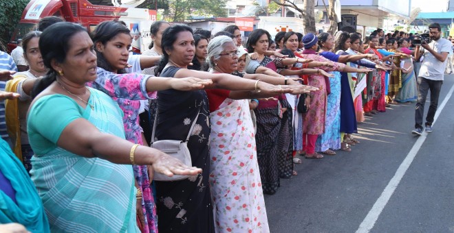 Cuatro millones de mujeres forman un muro humano por la igualdad en India. / EFE - PRAKASH ELAMAKKARA