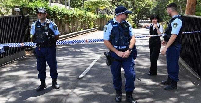 , 03/01/2019.- La policía de Nueva Gales del Sur monta guardia en la escena de un doble apuñalamiento hoy en la sede de la Iglesia de Cienciología en Chatswood, Sídney (Australia). EFE/ Mick Tsikas PROHIBIDO SU USO EN AUSTRALIA Y NUEVA ZELANDA