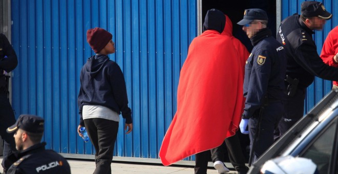 Migrantes en el puerto de Crinavis de San Roque, en la bahía de Algeciras (Cádiz). / EFE - CARRASCO RAGEL