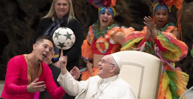 papa Francisco recibe a miembros del Circo de Cuba durante la audiencia general de los miércoles en la Sala Pablo VI en el Vaticano hoy, 2 de enero de 2019. El papa Francisco censuró hoy a aquellas personas que van cada día a la Iglesia y después critica