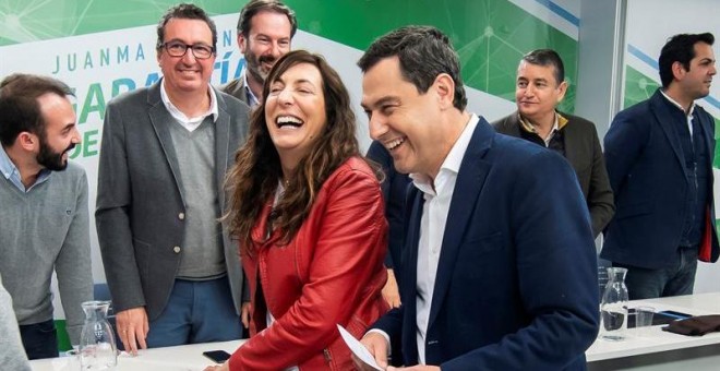 El presidente del PP Andaluz y candidato a la Presidencia de la Junta, Juanma Moreno (d) y la secretaria general del partido en Andalucía, María Dolores López (i), en la reunión de la Junta Directiva Autonómica del PP andaluz, un día después de que haya q