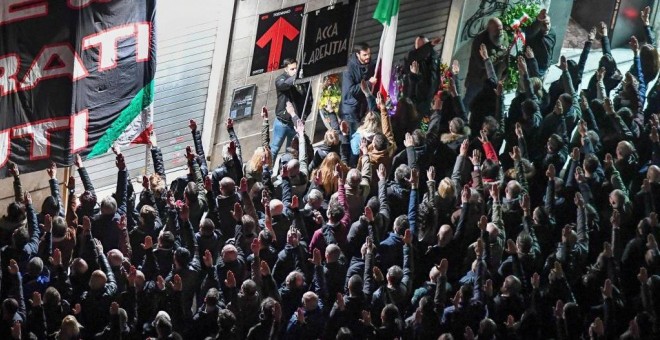 Decenas de miembros del movimiento fascista italiano Casa Pound levantan sus manos haciendo el 'Saludo romano'. EFE/Archivo