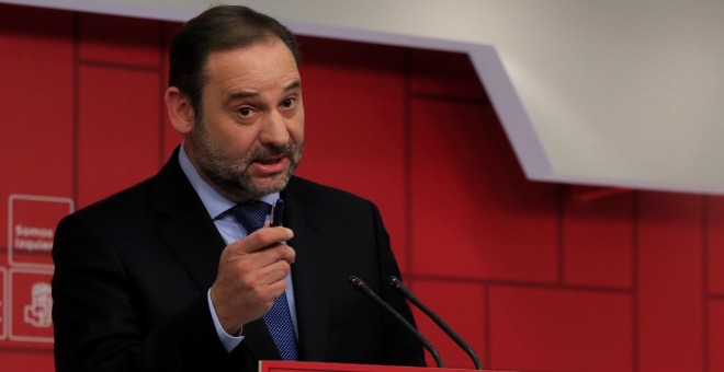 El secretario de Organización del PSOE y ministro de Fomento, José Luis Ábalos, durante la rueda de prensa que ofreció tras la reunión de la Ejecutiva Federal del PSOE celebrada en Ferraz. EFE/Fernando Alvarado