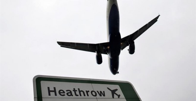 Un avión de la aerolínea British Airways aterriza en el aeropuerto de Heathrow en Londres. - EFE