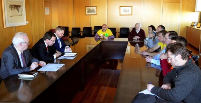 Fotografía facilitada por el Ministerio de Industria de la reunión celebrada por integrantes de dicho ministerio con representantes sindicales de la empresa Alcoa. /EFE